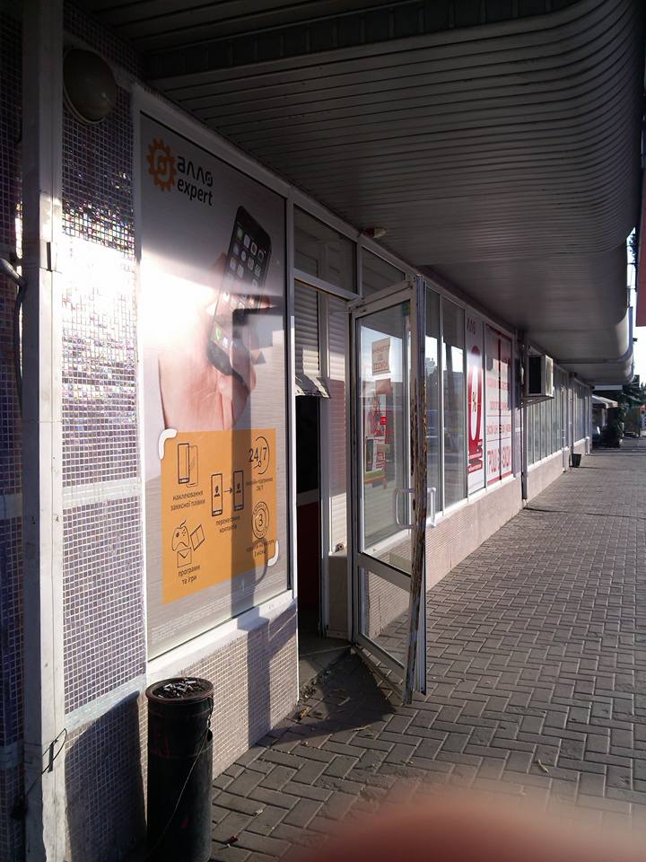 У середмісті Сум пограбували магазин електроніки  - фото 1