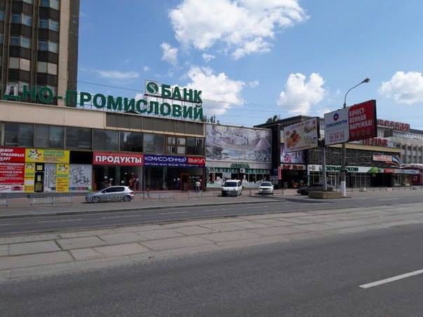 Як у Луганську продуктові крамниці витісняють модні бутіки (ФОТО) - фото 1