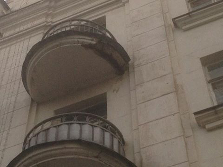 У середмісті Сум рухнув балкон - фото 1