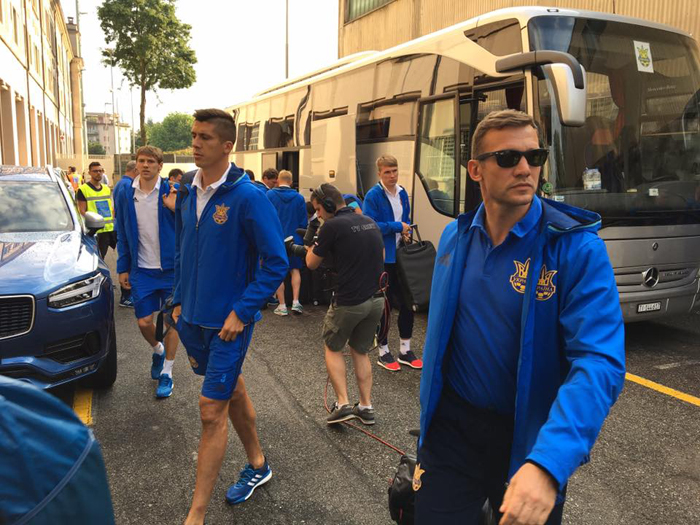Як збірна України прибула на стадіон в Бергамо - фото 6
