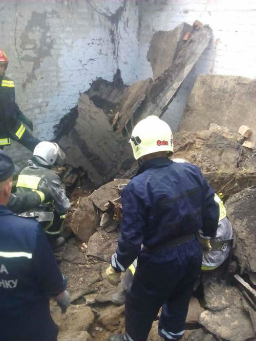 У Києві стався обвал будівлі: під завалом опинився 16-річний хлопець - фото 2