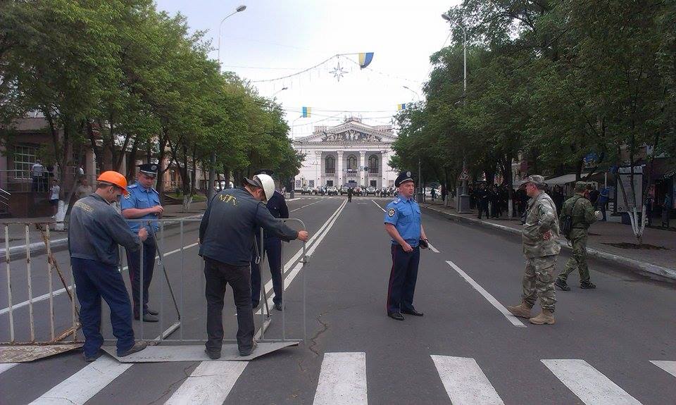 Маріуполь перекрили блокпостами, металошукачами та технікою через Гройсмана (ФОТО) - фото 3