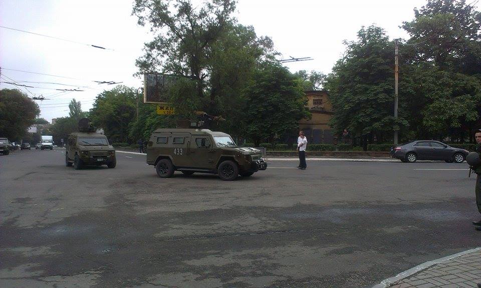 Маріуполь перекрили блокпостами, металошукачами та технікою через Гройсмана (ФОТО) - фото 2