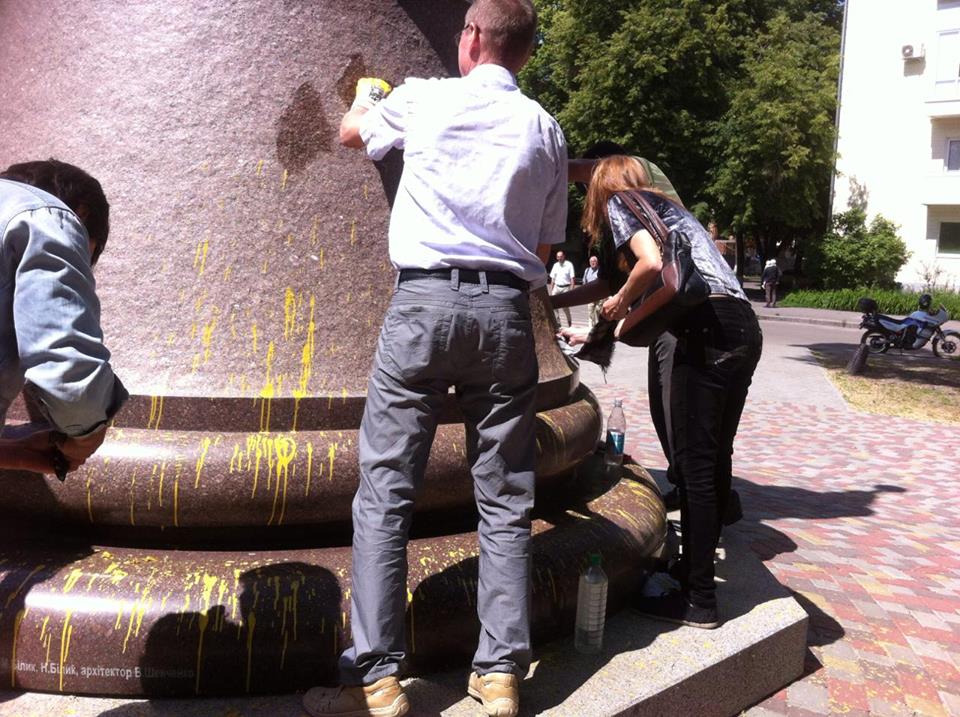 Полтавські активісти відмивають облитий фарбою пам'ятник Мазепі - фото 2