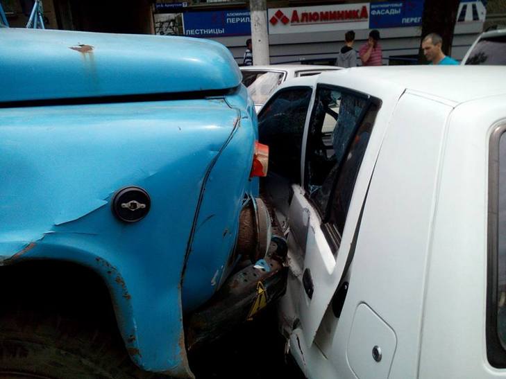 В Одесі вантажівка протаранила легковушку - фото 2