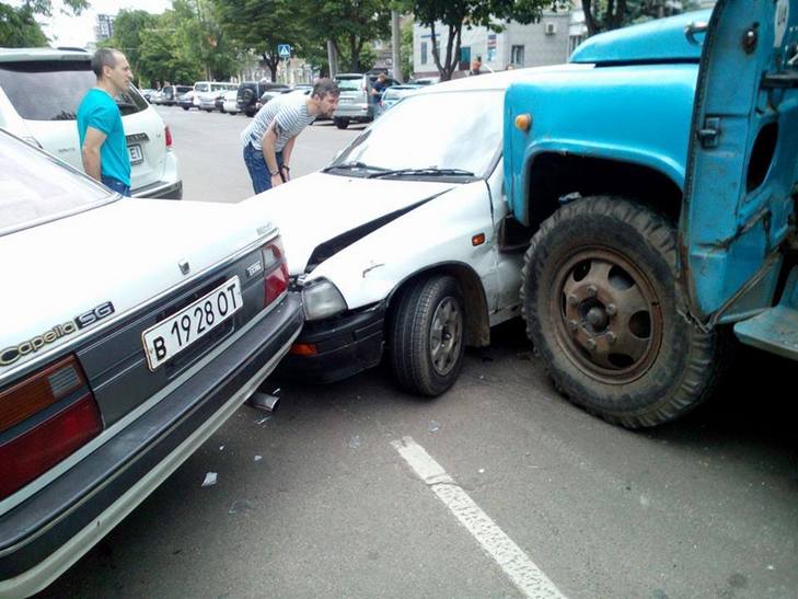 В Одесі вантажівка протаранила легковушку - фото 1