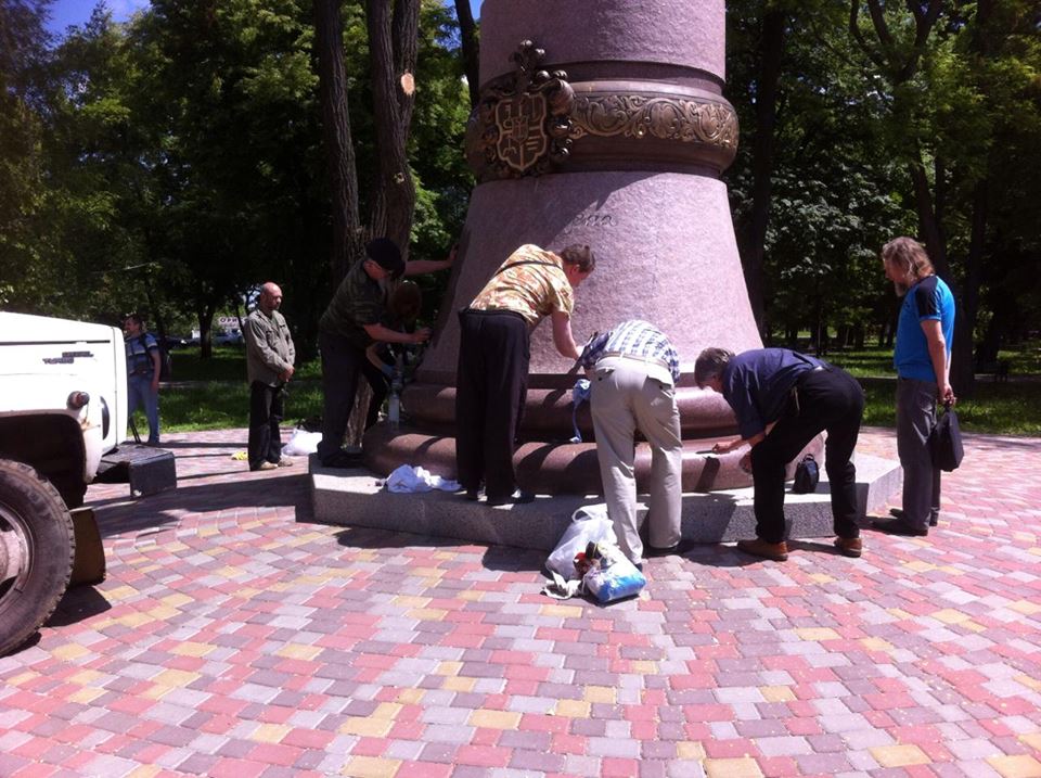 Полтавські активісти відмивають облитий фарбою пам'ятник Мазепі - фото 5