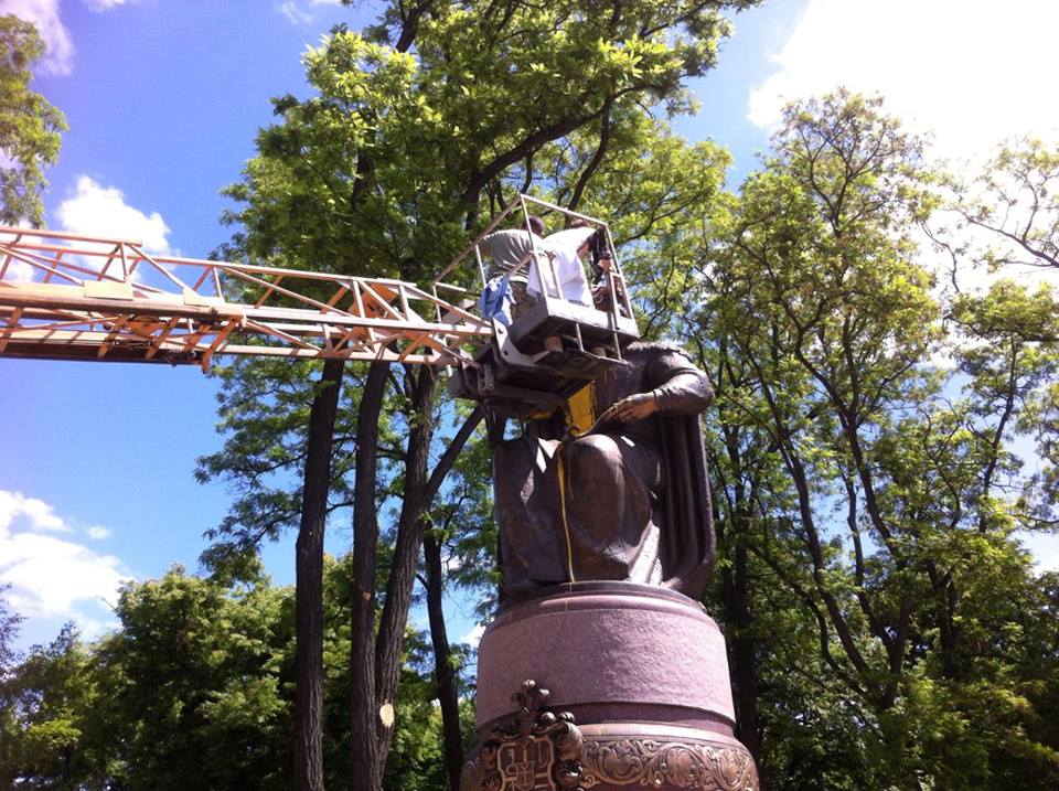 Полтавські активісти відмивають облитий фарбою пам'ятник Мазепі - фото 6