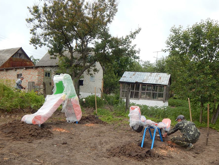 Зарослий чагарниками пустир на Сумщині перетворили у дитячий майданчик - фото 2