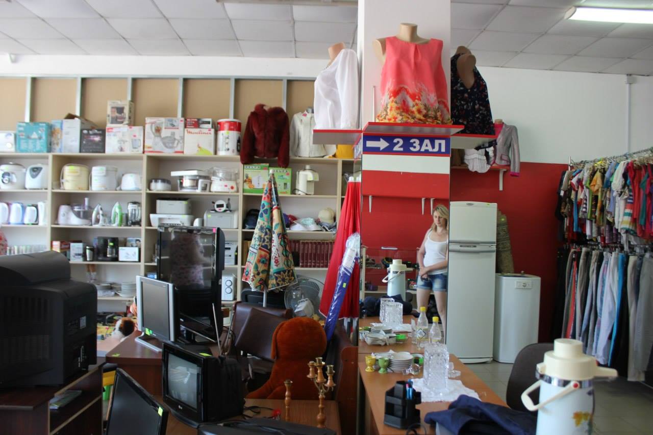 Як у Луганську продуктові крамниці витісняють модні бутіки (ФОТО) - фото 4