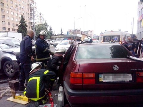 У Харкові сталася потрійна ДТП: троє постраждалих - фото 2