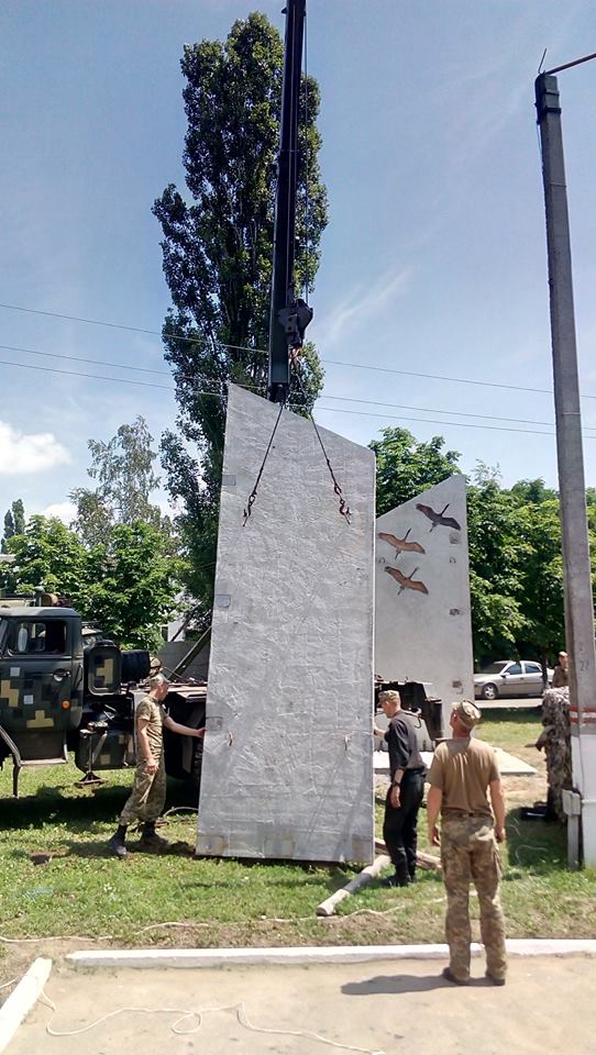 У Миколаєві почали встановлювати пам'ятник загиблим морпіхам