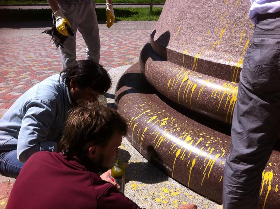 Полтавські активісти відмивають облитий фарбою пам'ятник Мазепі - фото 3