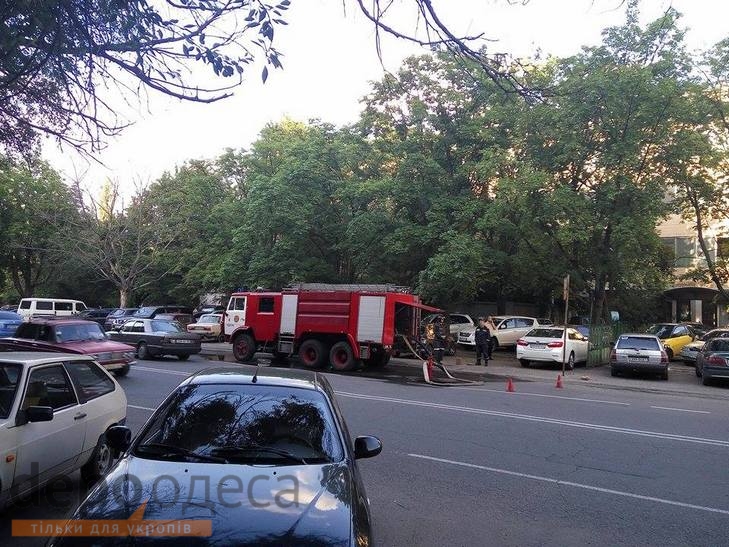 До будівлі Аппеляційного суду Одеси активісти принесли шини - фото 3