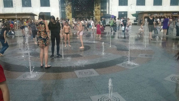 Як маленькі кияни купалися у фонтані на Поштовій площі  - фото 2