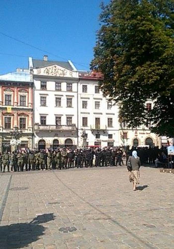 Спецпризначинці оточують площу Ринок у Львові - фото 3