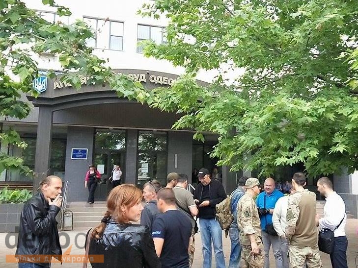 В Одесі блокували будівлю суду. Прибуло підкріплення до поліції та до активістів (ФОТО, ВІДЕО) - фото 4