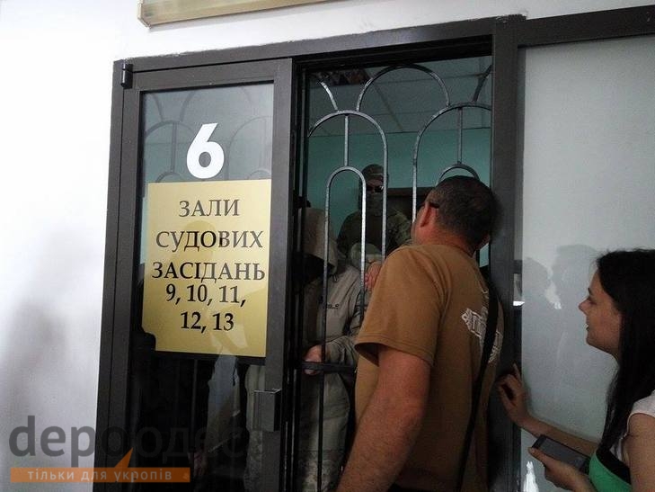 В Одесі блокували будівлю суду. Прибуло підкріплення до поліції та до активістів (ФОТО, ВІДЕО) - фото 3