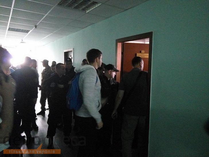 В Одесі блокували будівлю суду. Прибуло підкріплення до поліції та до активістів (ФОТО, ВІДЕО) - фото 1