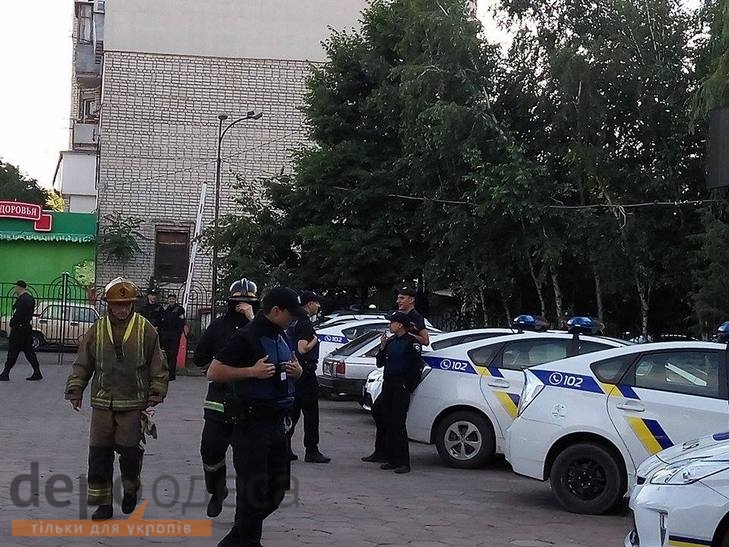 До будівлі Аппеляційного суду Одеси активісти принесли шини - фото 4