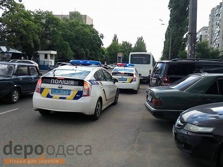 В Одесі блокували будівлю суду. Прибуло підкріплення до поліції та до активістів (ФОТО, ВІДЕО) - фото 5