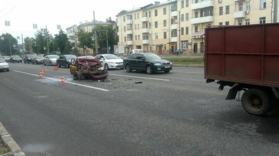 На Московському проспекті не роз’їхалися авто: є постраждалий  - фото 1