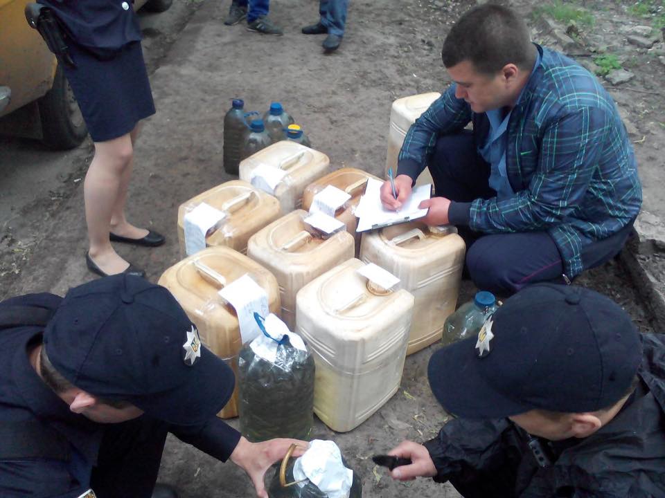 Харківські копи спіймали торговця паливом - фото 3