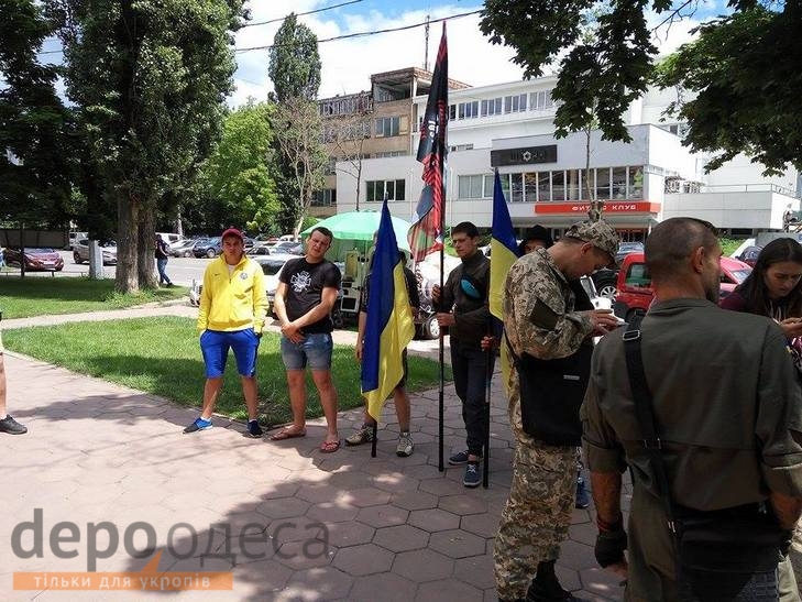 Проукраїнські активісти зібралися під судом, який розглядае дело фігуранта "справи 2 травня" - фото 2