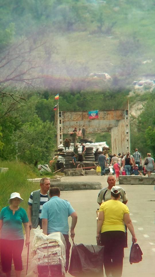 Волонтер показала, як бойовики "ЛНР" зайняли нові позиції на мосту у Станиці (ФОТО) - фото 3