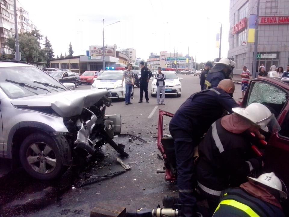 У Харкові сталася потрійна ДТП: троє постраждалих - фото 1