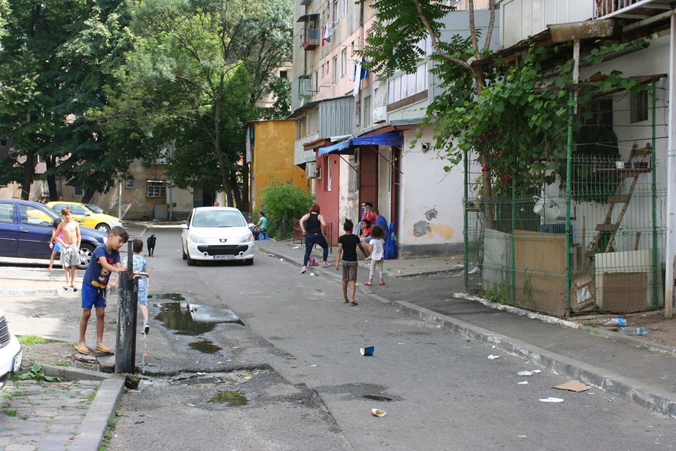 Усмішки посеред звалища: як живе циганське ґетто Бухареста (ФОТОРЕПОРТАЖ) - фото 11
