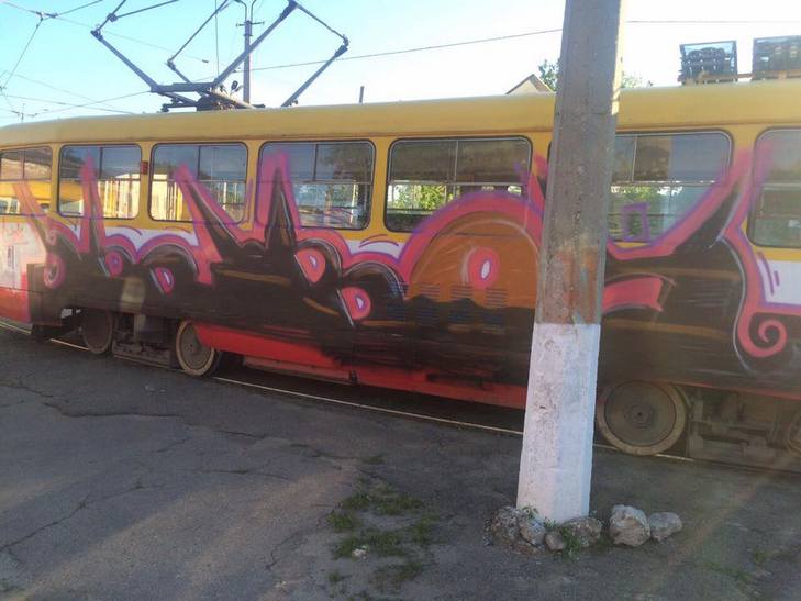 Вночі невідомі розмалювали кілька вагонів в трамвайному депо Одеси - фото 1
