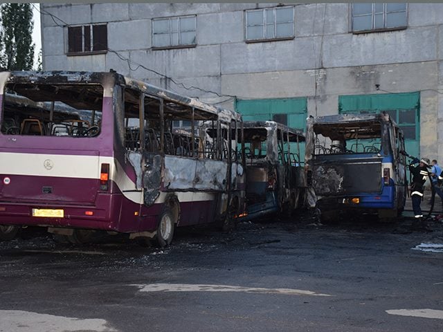 У Миколаєві на стоянці "Еталону" згоріло сім автобусів - фото 3