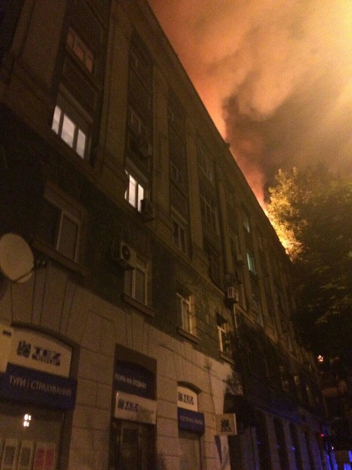 У центрі Дніпра мешканців будинку евакуювали через пожежу - фото 1