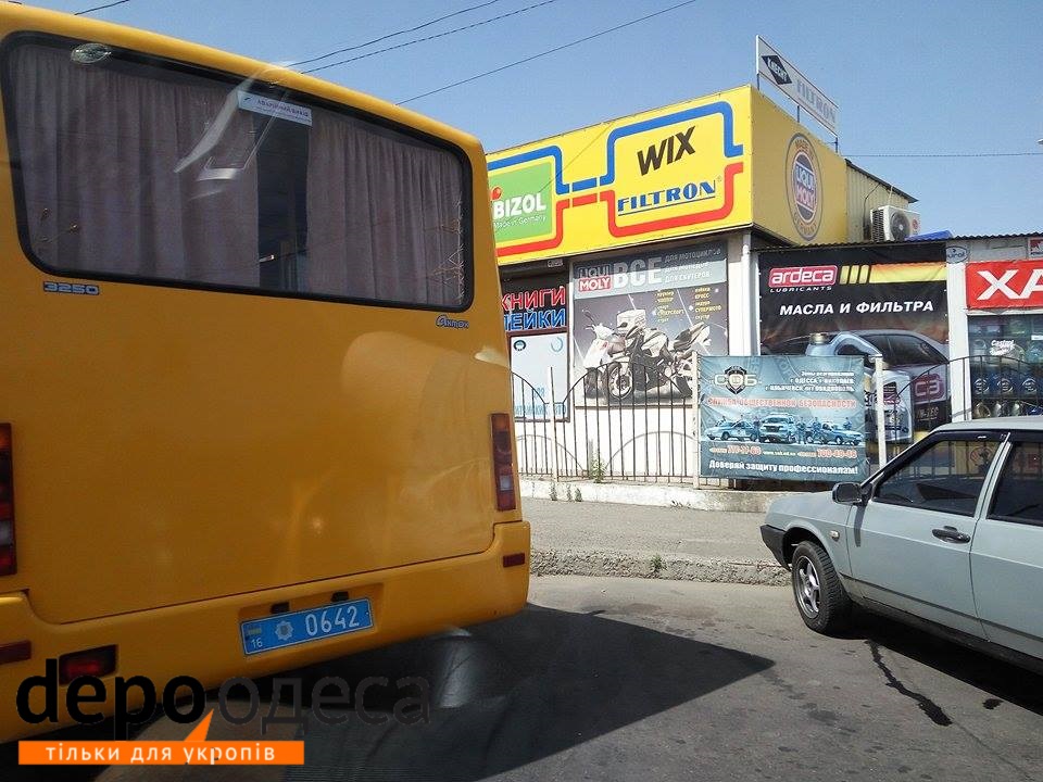 В Одесі власники магазинів на ринку "Успіх" намагаються врятувати свій товар - фото 3