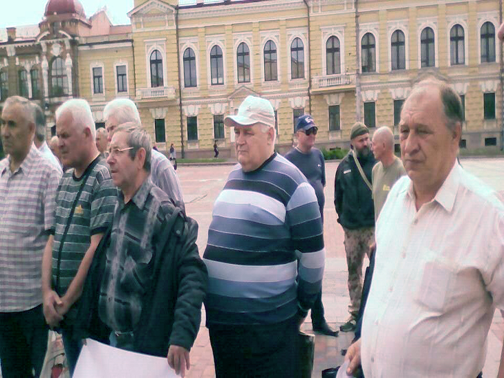 Кількадесят кіровоградських чорнобильців самотньо мітингували на центральній площі міста (ФОТО) - фото 1