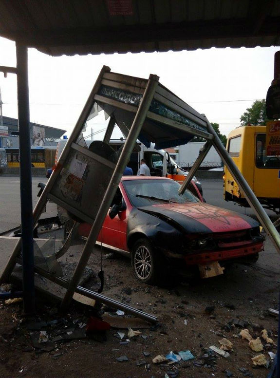 У Києві автівка протаранила зупинку: є загиблі та травмовані  - фото 1
