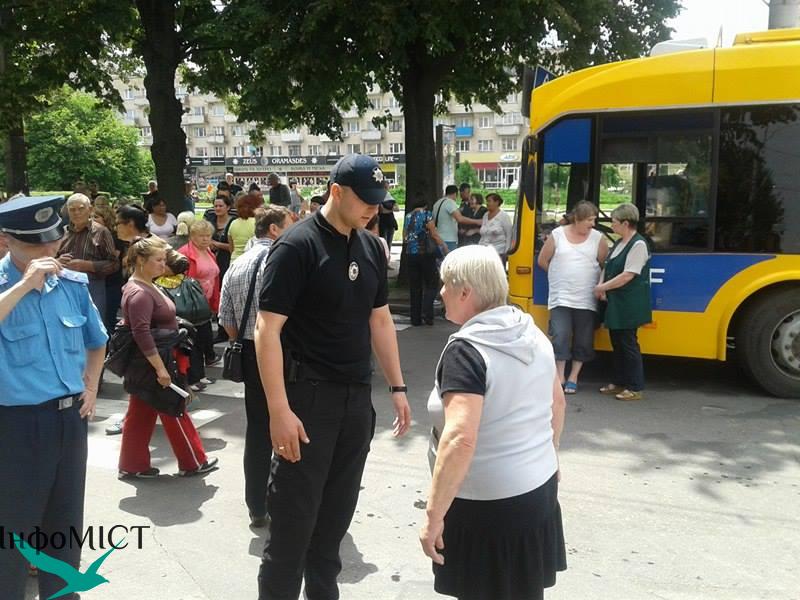 Черкаські підприємці перекрили дорогу, вимагаючи зустрічі з мером - фото 1