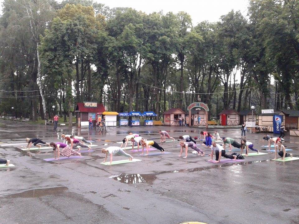 Асани в калюжах: Як День йоги у Вінниці "підмочила" злива - фото 3