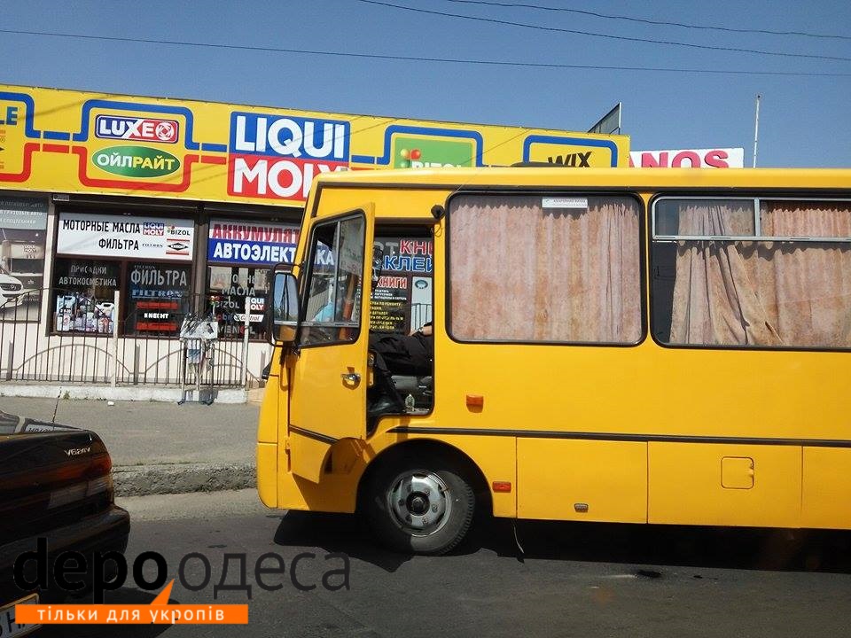 В Одесі власники магазинів на ринку "Успіх" намагаються врятувати свій товар - фото 2