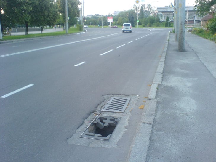 Сумчанин заявив "копам" на пошкоджену решітку лівневої каналізації - фото 1