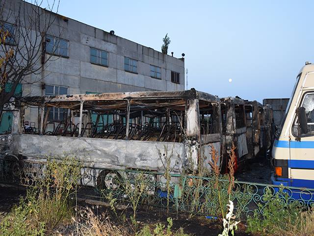 У Миколаєві на стоянці "Еталону" згоріло сім автобусів - фото 1