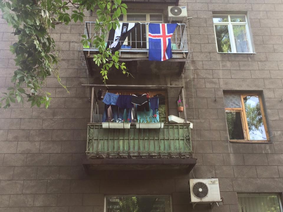На Запорізькому балконі вивісили прапор Ісландії - фото 1