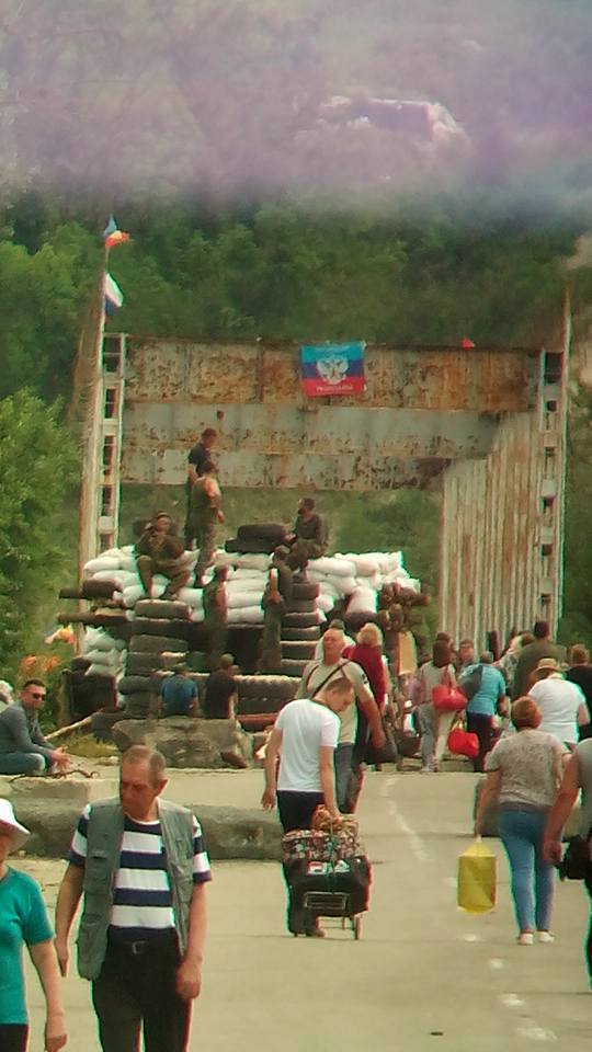 Волонтер показала, як бойовики "ЛНР" зайняли нові позиції на мосту у Станиці (ФОТО) - фото 1