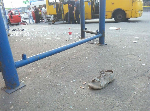 У Києві автівка протаранила зупинку: є загиблі та травмовані - фото 3