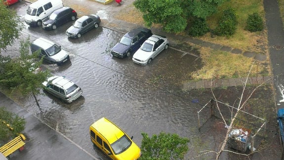 Наслідки зливи: на столичній Троєщині "плавають" автівки  - фото 1