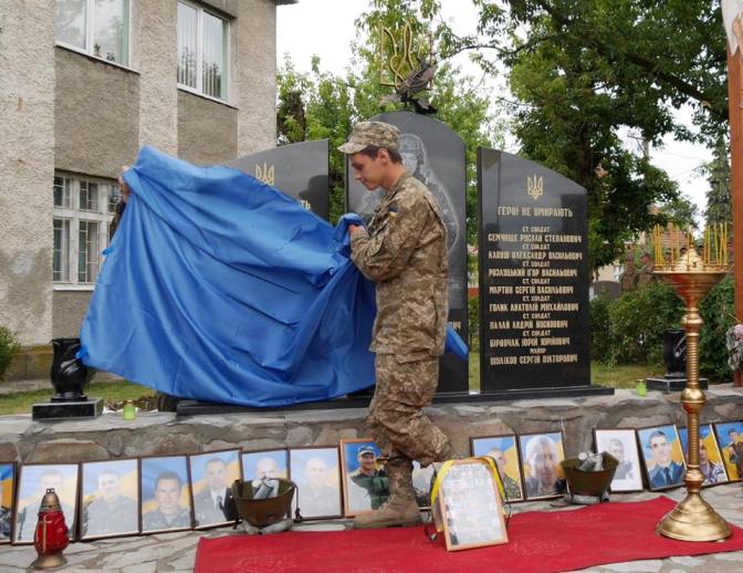В Ужгороді відкрили меморіал загиблим в АТО військовим - фото 2