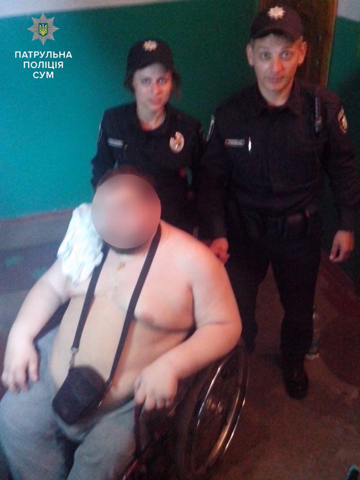 Сумські "копи" на руках віднесли інваліда-візочника додому - фото 1