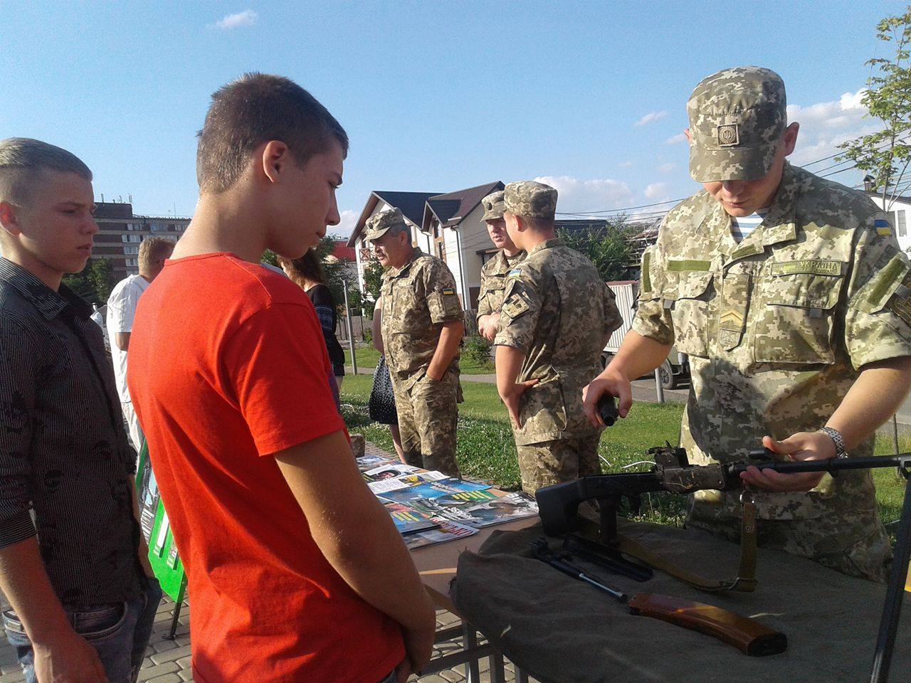 У Вінниці вербували у військо прямо біля фонтану "Рошен" - фото 4