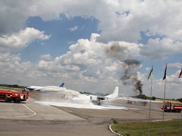 Як у Вінниці тренувались гасити "палаючий" пасажирський літак - фото 4